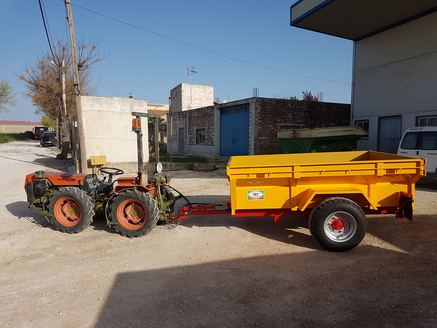 Vista lateral con tractor