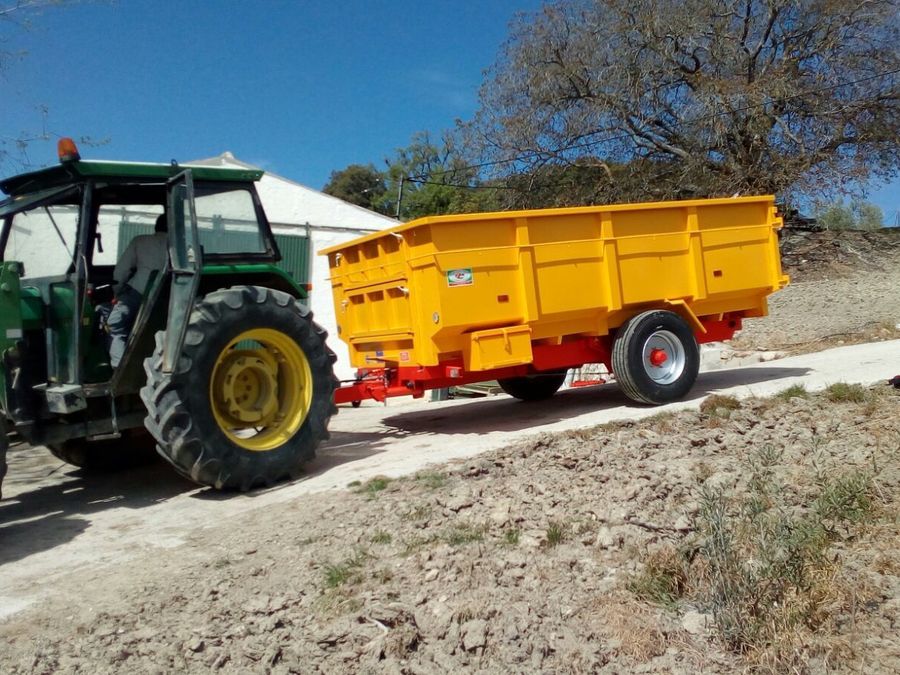 Vista lateral con tractor